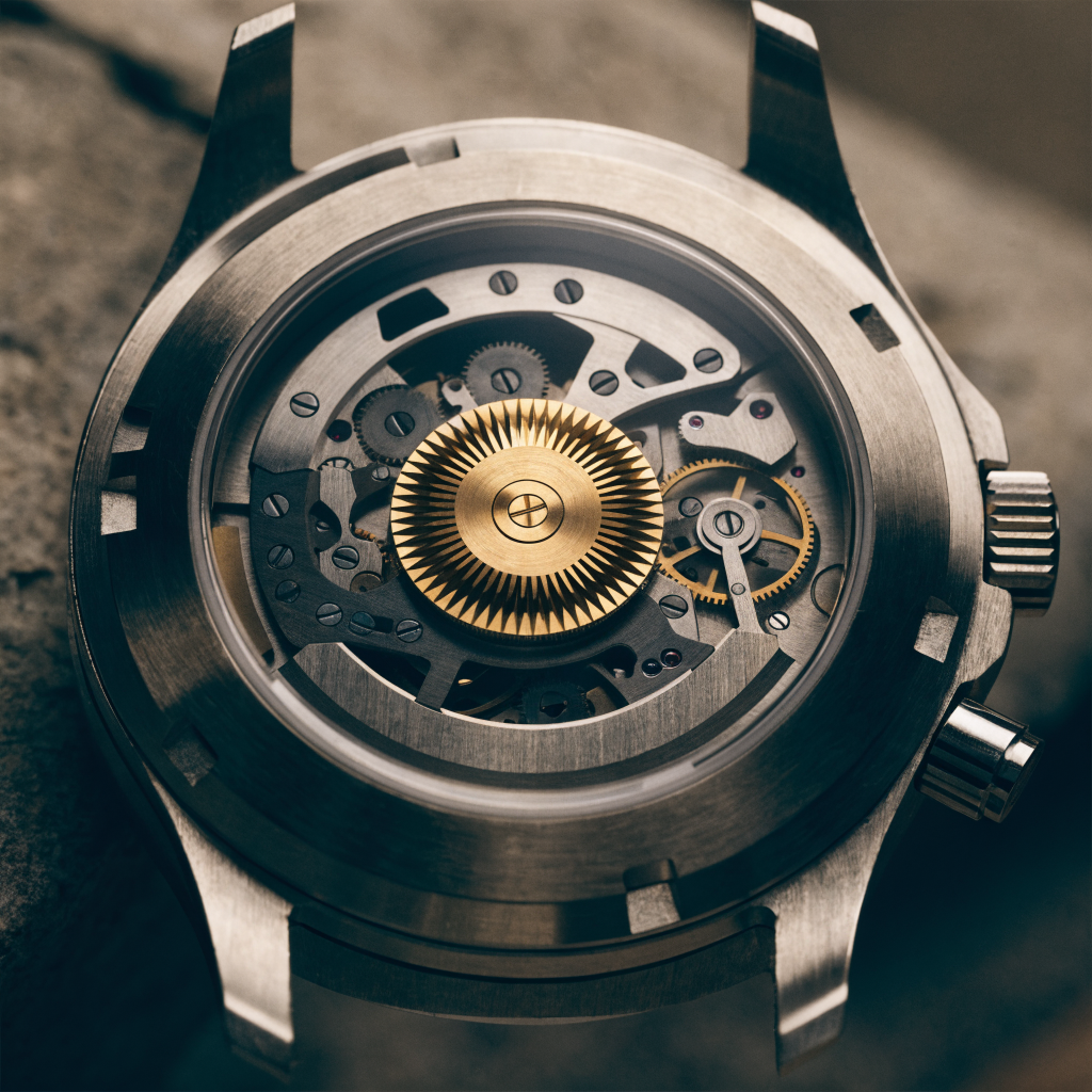 Detalle del mecanismo y acabado artesanal de un reloj Zeppelin