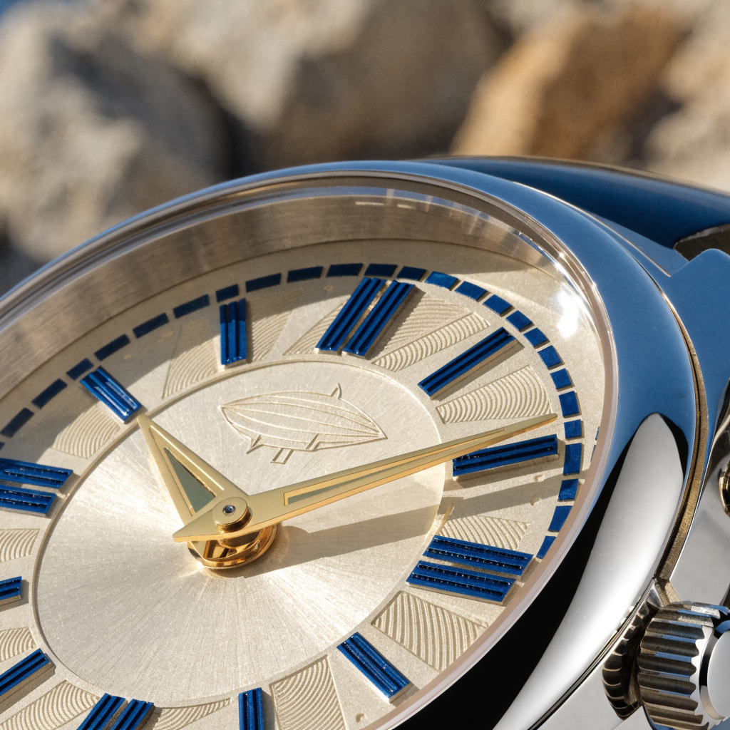 Detalle del dial de un reloj Zeppelin con tipografía clásica